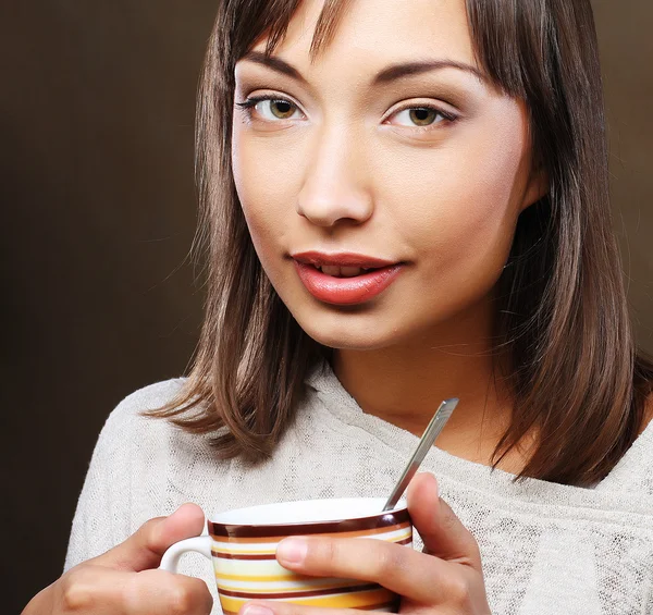Hermosa mujer bebiendo café —  Fotos de Stock