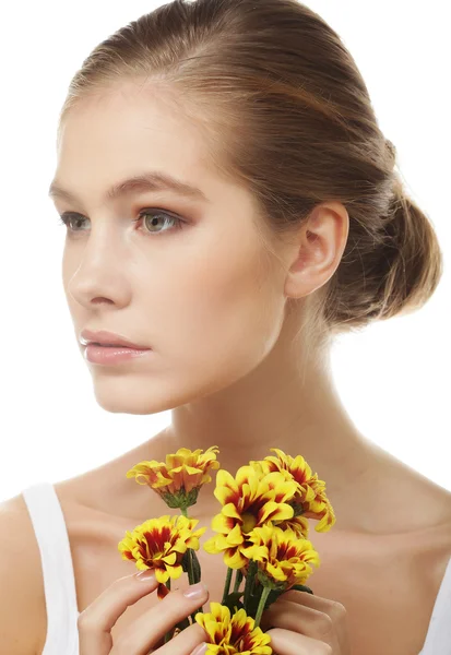 Mujer joven con flores de ramo — Foto de Stock