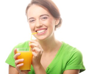 Genç mutlu kadın portakal suyu içiyor..