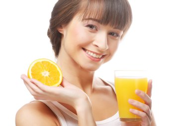 Genç mutlu kadın portakal suyu içiyor..