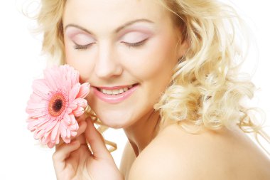 Gerber çiçekli kadın.