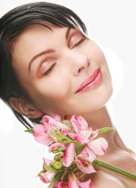 Kadın pembe çiçekli