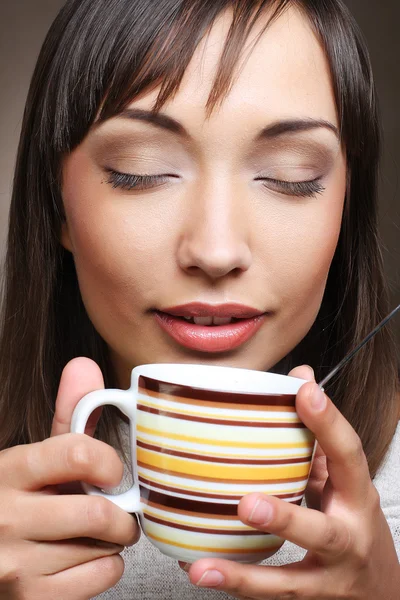 ผู้หญิงสวยดื่มกาแฟ — ภาพถ่ายสต็อก