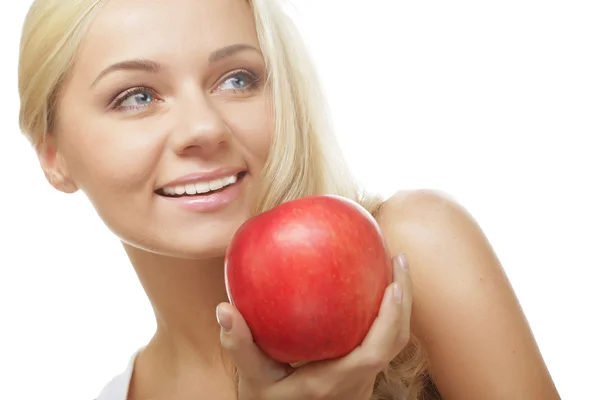 Leende kvinna med rött äpple — Stockfoto