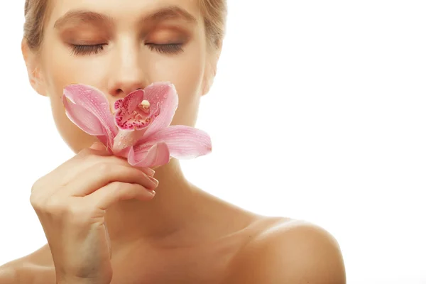 Schöne Frau mit rosa Blume — Stockfoto