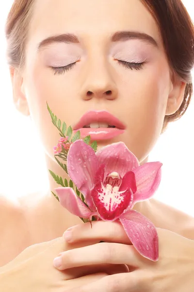 Hermosa mujer con flor rosa — Foto de Stock