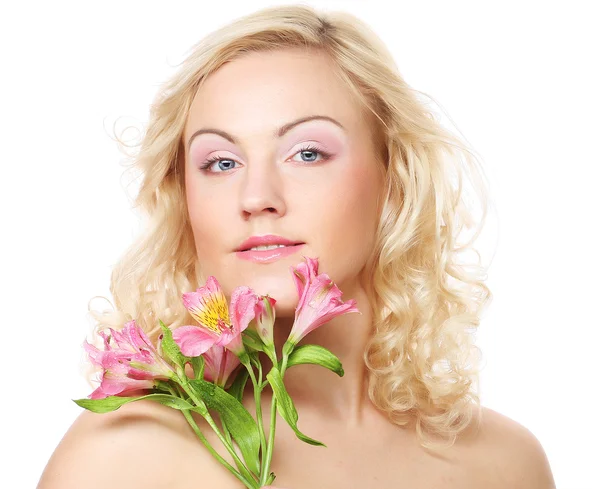 Schöne Frau mit rosa Blume — Stockfoto