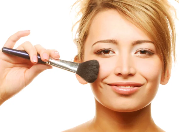 Attraente giovane donna adulta applicando blusher — Foto Stock