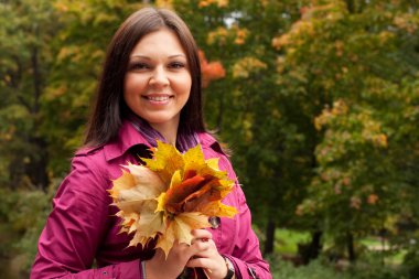 Sonbahar parkında yürüyen moda kadını.