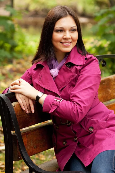 Fille sur banc dans le parc d'automne — Photo