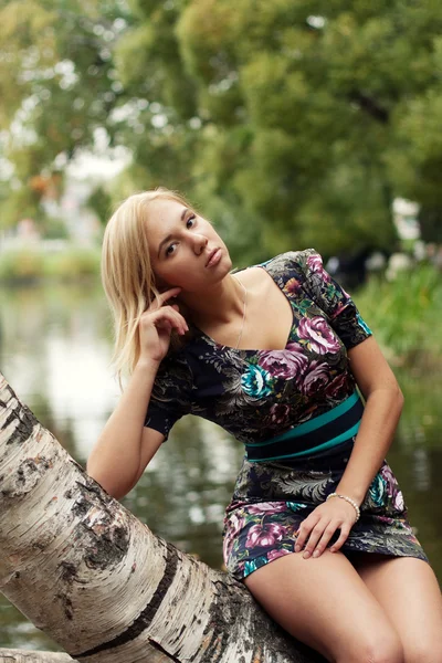 Joven mujer sonriente en el parque de otoño —  Fotos de Stock