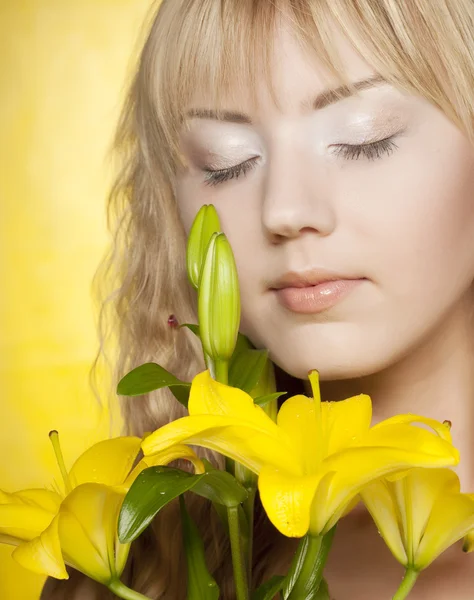 Mulher feliz com flores amarelas — Fotografia de Stock