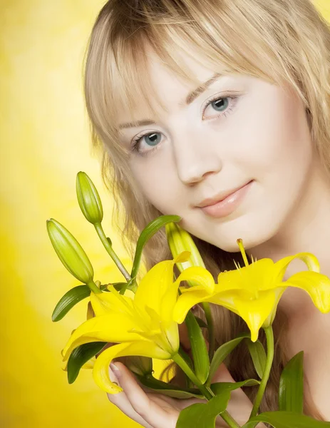 Happy woman with yellow flowers — Stock Photo, Image