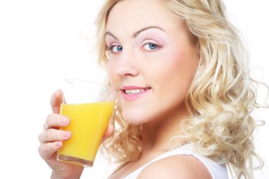 Genç mutlu kadın portakal suyu içiyor..