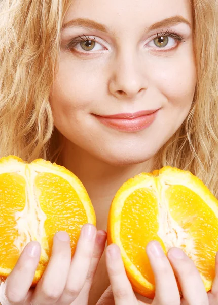 Mulher loira com laranjas nas mãos — Fotografia de Stock