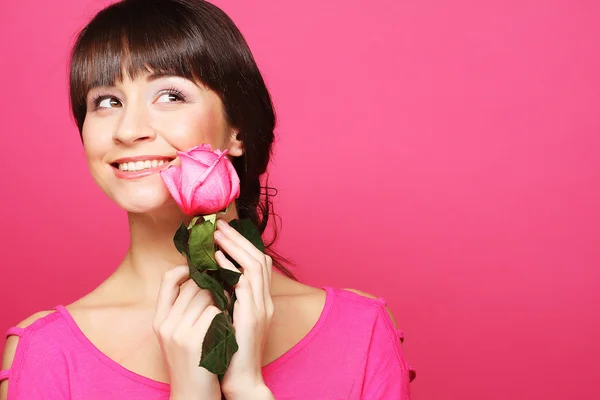 Mulher feliz segurando rosa rosa — Fotografia de Stock