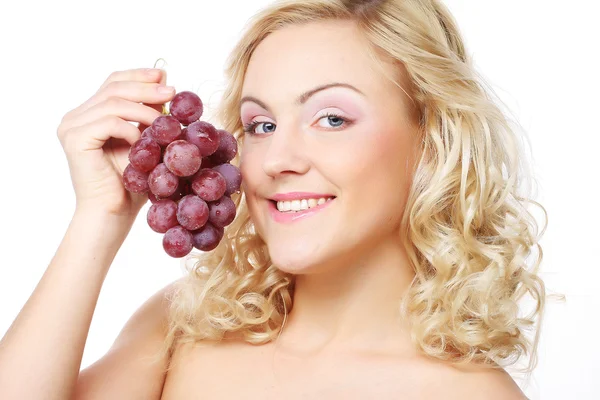 Mujer joven sosteniendo racimo de uvas — Foto de Stock