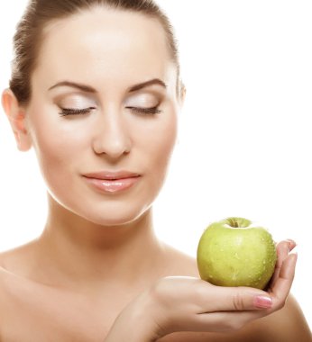 Yeşil elmalı genç bayan.