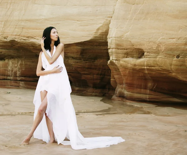 Mulher de vestido branco dançando no deserto — Fotografia de Stock