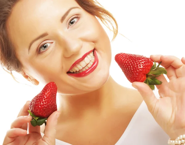 Mooie gelukkig lachende vrouw met aardbei — Stockfoto