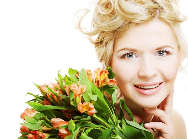 Vrouw fith heldere roze-gele bloemen — Stockfoto