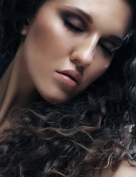 Mooie vrouw met lang krullend haren — Stockfoto