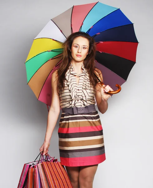 Γυναίκα με τσάντες ψώνια και ομπρέλα — Φωτογραφία Αρχείου