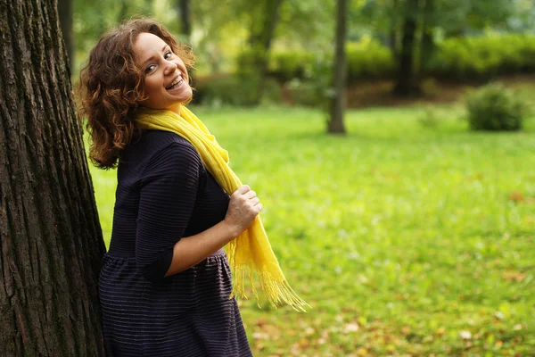 Modefrau geht im Herbstpark spazieren — Stockfoto