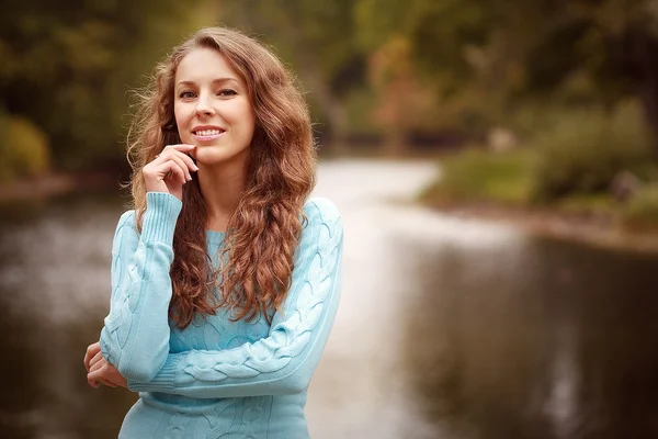 Mujer cerca del río en temporada de otoño —  Fotos de Stock