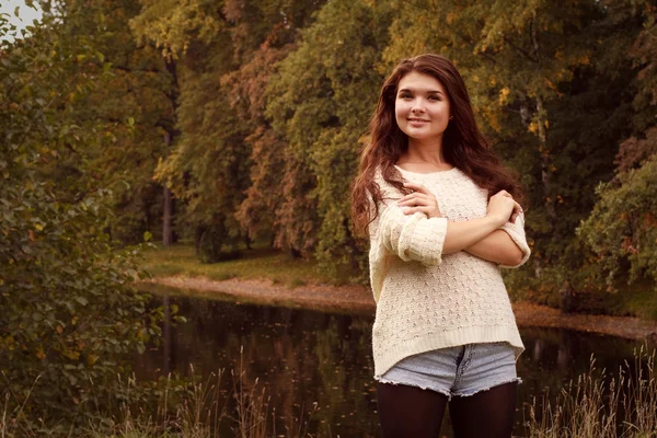 Femme près de la rivière en automne — Photo