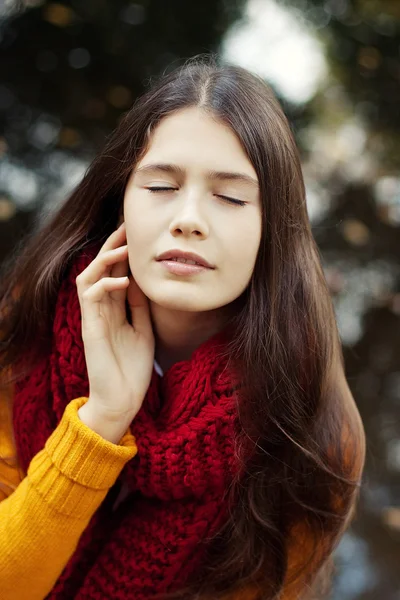 Jonge lachende vrouw in herfst park — Stockfoto