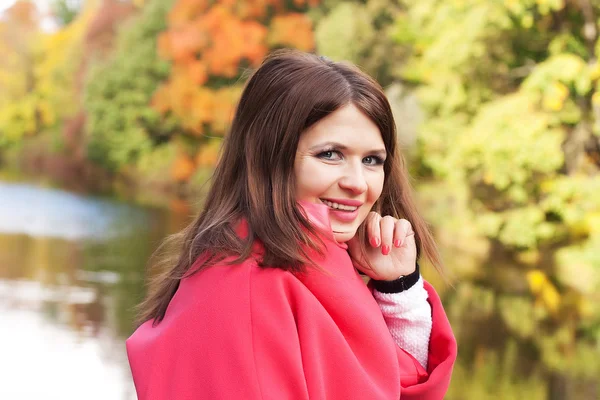 Mode gelukkig vrouw in de herfst seizoen — Stockfoto