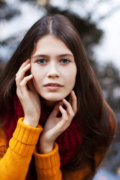 Gelukkige vrouw in de buurt van de rivier — Stockfoto