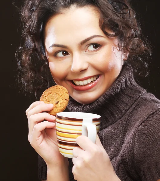 Femme avec café et biscuits — Photo