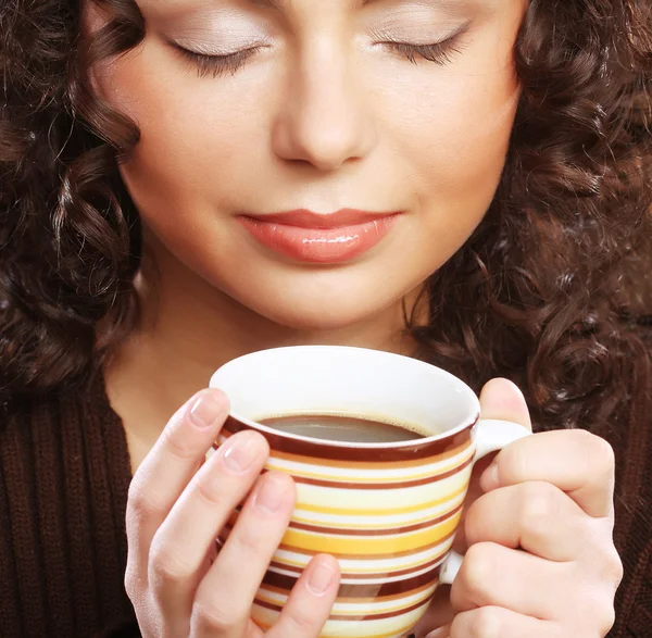 Donna con un caffè aromatico — Foto Stock