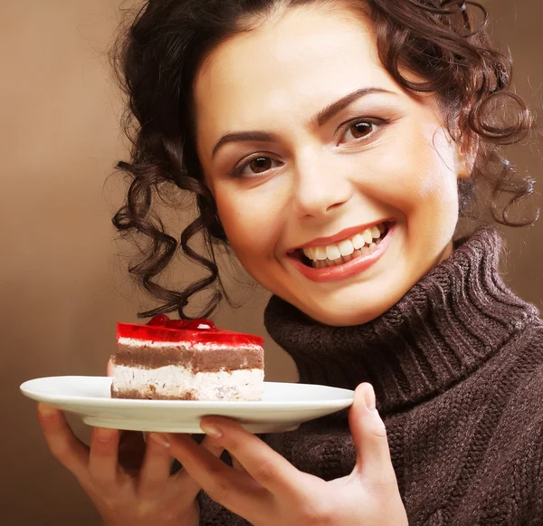 Mujer joven con un pastel — Foto de Stock