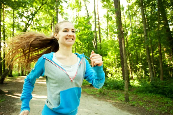 Söt ung flicka löpare i skogen. — Stockfoto