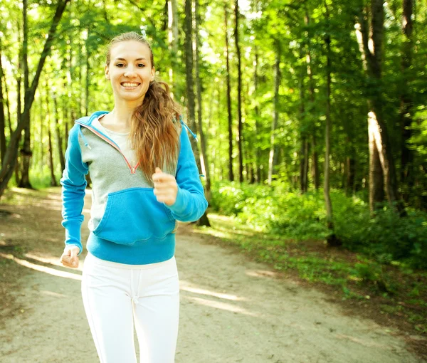 Bella ragazza corridore nella foresta. — Foto Stock