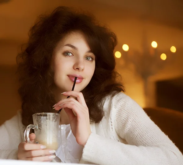 Wanita muda menikmati kopi latte di kafe — Stok Foto