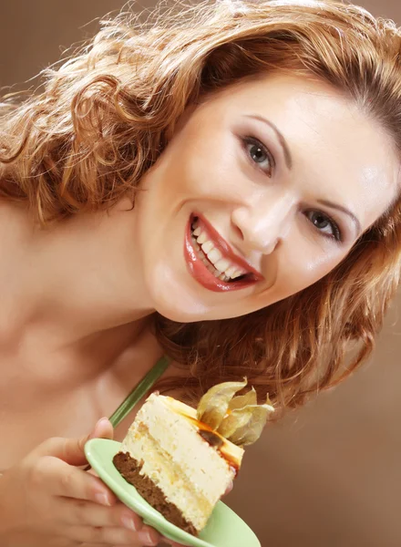 Młoda kobieta trzyma się pyszne bułka z masłem — Zdjęcie stockowe