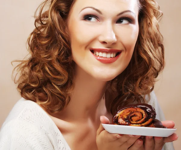 Lachende Frau mit Kuchen — Stockfoto