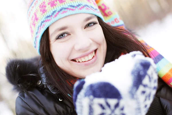 Mulher no parque de inverno, soprando neve brincando — Fotografia de Stock