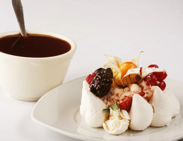 Cup of coffee and white cake — Stock Photo, Image