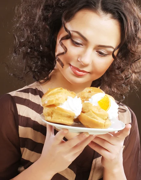 Retrato de chica bonita comiendo pastel — Foto de Stock