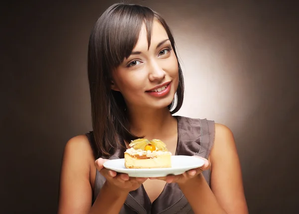 Mooie jonge vrouw met een taart — Stockfoto