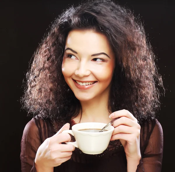 Vrouw die koffie drinkt — Stockfoto