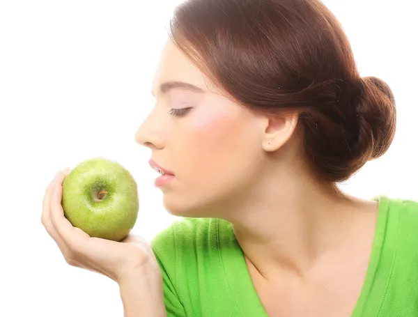 Женщина держит зеленое яблоко — стоковое фото