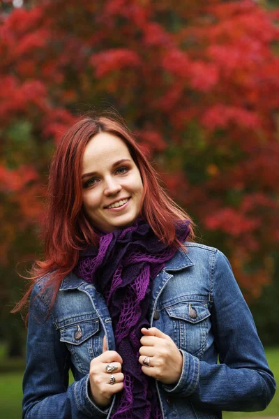 Retrato de hermosa mujer sonriente encantadora —  Fotos de Stock