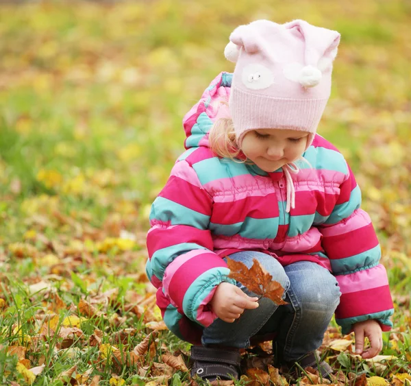 Glückliches Kind im Herbstpark — Stockfoto