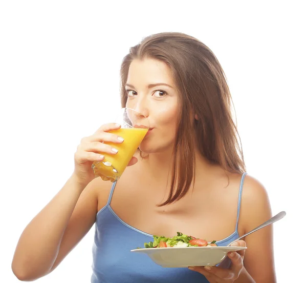 Jeune femme avec salade et jus d'orange — Photo